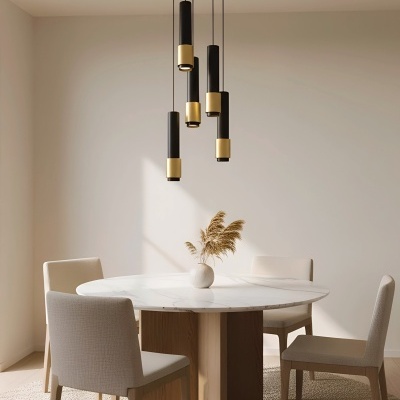 Mesa de jantar redonda branca e madeira com quatro cadeiras bege, candeeiro pendente preto e dourado e vaso com plantas secas