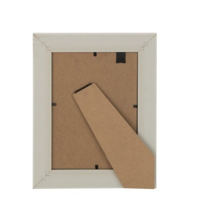 Moldura branca vista pelo verso com suporte inclinado