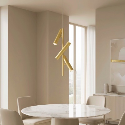 Mesa de jantar redonda branca com cadeiras bege e luminária pendente dourada