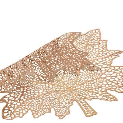 Conjunto de individual em forma de folhas douradas com padrão vazado