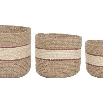 Conjunto de três cestos redondos trançados em fibras naturais com faixa branca e linhas vermelhas