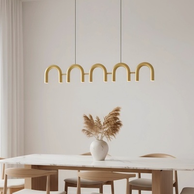 Mesa de jantar branca com cadeiras de madeira clara e candeeiro dourado suspenso