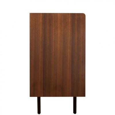 Porta de madeira castanha escura com textura natural e bordas arredondadas