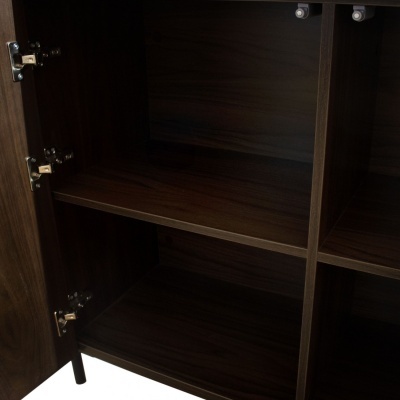 Armário de madeira escura com divisões interiores