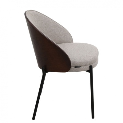 Cadeira moderna com assento cinzento e costas em madeira escura