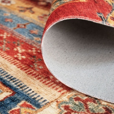 Tapete enrolado com padrão geométrico e floral em várias cores.