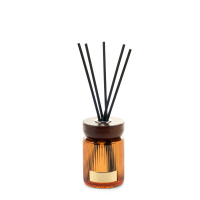 Frasco âmbar com pauzinhos negros para difusor