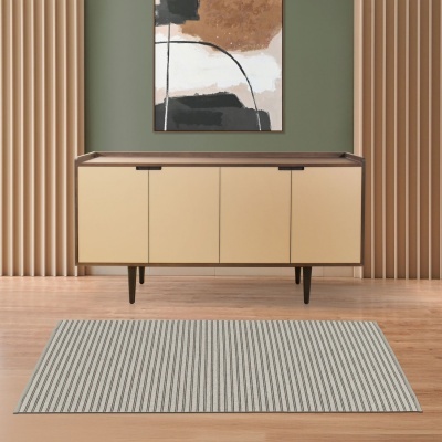 Cómoda de madeira creme e castanho numa sala com tapete cinza-bege e decoração abstrata