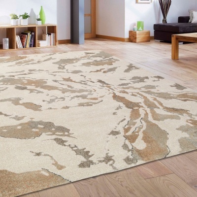 Tapete com padrão abstrato em tons neutros numa sala com chão de madeira e decoração moderna