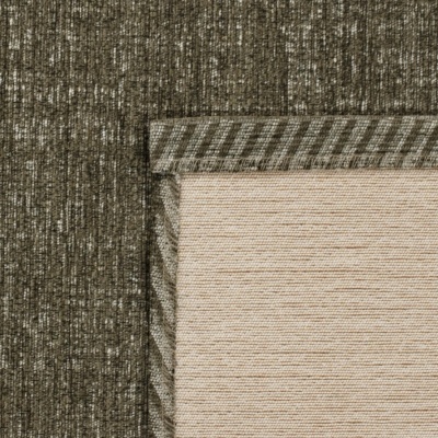 Tapete cinza e bege com borda listrada sobre fundo claro