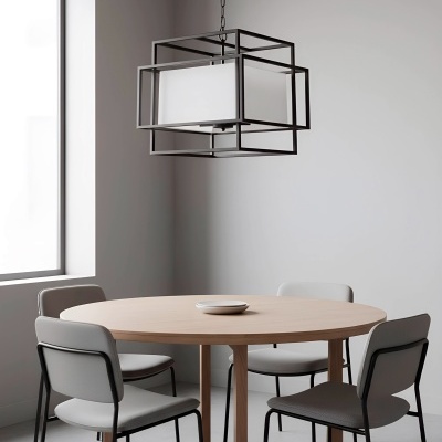 Mesa de jantar redonda de madeira clara com quatro cadeiras cinzentas e lustre geométrico preto suspenso.