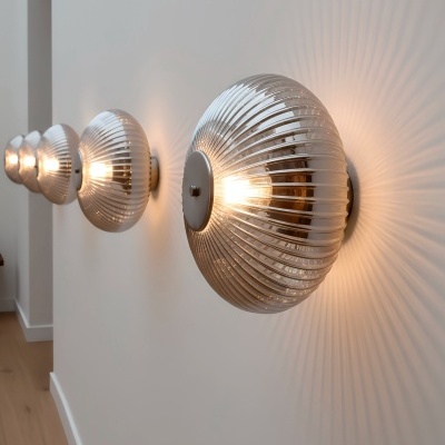 Cinco arandelas de parede redondas em vidro translúcido texturizado em linha numa parede branca