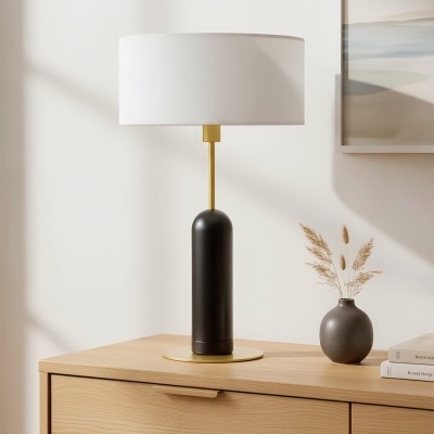 Candeeiro de mesa com base dourada e cúpula branca em móvel de madeira clara