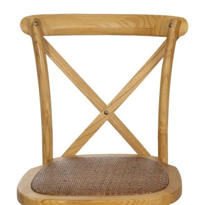 cadeira em madeira clara com encosto em X e assento estofado castanho