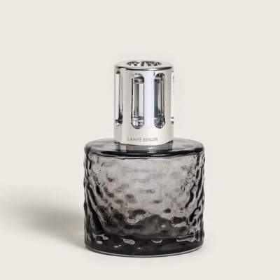 Frasco cinzento texturizado com tampa metálica prateada da marca LAMPE BERGER