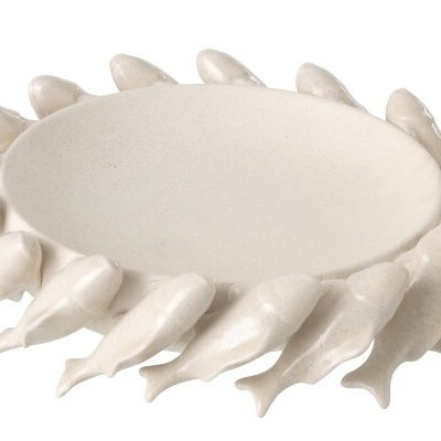 prato decorativo branco com borda de golfinhos em cerâmica