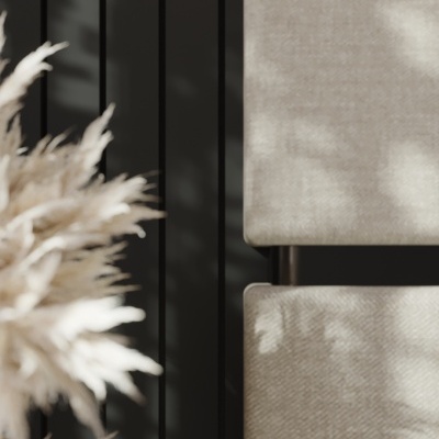 cadeira estofada bege parede preta painéis verticais folhas decorativas