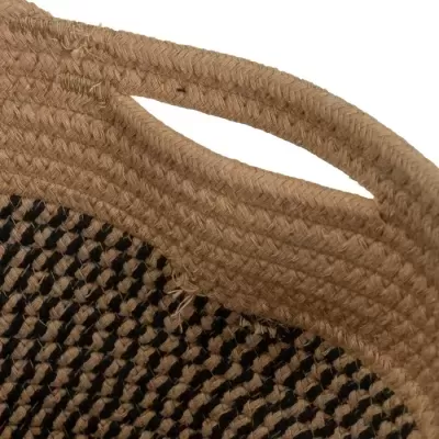 Detalhe de saco ou tapete em fibra natural trançada castanha e preta com alça oval