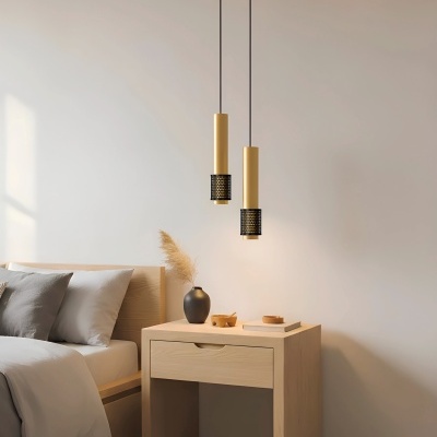 Mesa de cabeceira de madeira clara com vaso preto e lâmpadas pendentes douradas