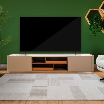 Móvel TV em madeira clara com televisão e decoração verde