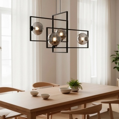 Mesa de jantar em madeira clara com cadeiras e luminária de vidro suspensa