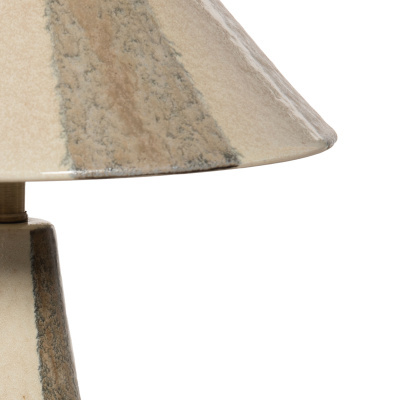 Lâmpada de mesa cerâmica bege e castanha com padrão texturizado
