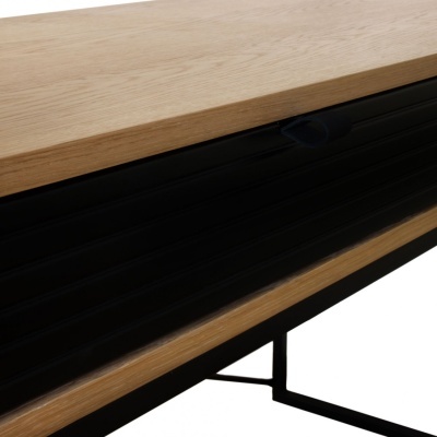 Mesa com tampo de madeira clara e corpo preto canelado