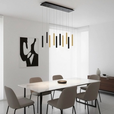 Sala de jantar moderna com mesa de mármore, cadeiras cinza e candeeiro pendente preto e dourado