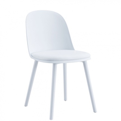 Cadeira branca estofada com estrutura metálica
