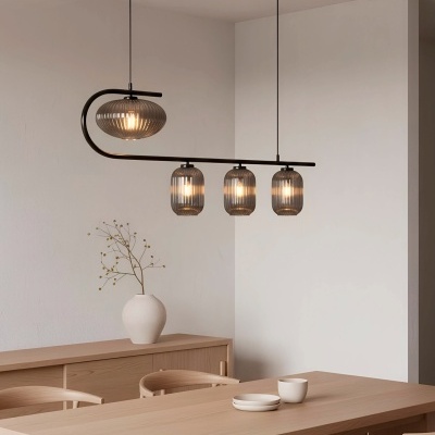 Lustre de vidro cinzento suspenso sobre mesa de madeira clara numa sala de jantar minimalista