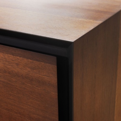 Móvel de madeira castanho com moldura preta e porta simples