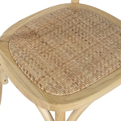 Cadeira de madeira clara com assento de palha entrelaçada