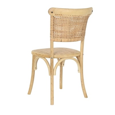 Cadeira de madeira clara com assento e encosto em palha trançada vista de costas