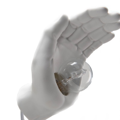 Mão branca segurando lâmpada transparente