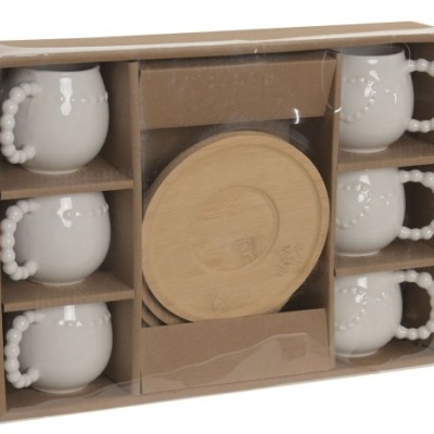 Conjunto de chávenas brancas e pires de madeira em caixa