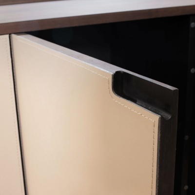 Porta de armário com pele bege e madeira escura com puxador preto