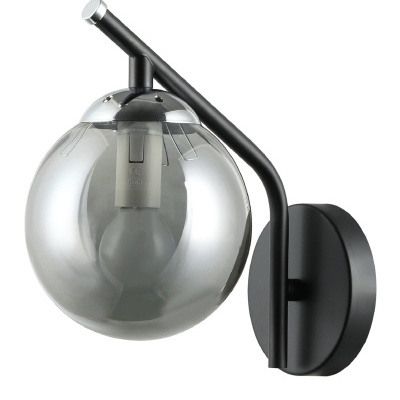 Arandela de parede com esfera de vidro fumado e estrutura preta