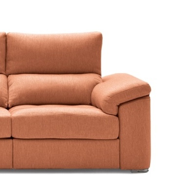 Sofá de tecido terracota com almofadas acolchoadas e braço visível.