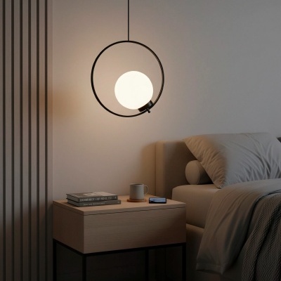 Candeeiro pendente com esfera branca e mesa de cabeceira em madeira clara ao lado de cama cinzenta