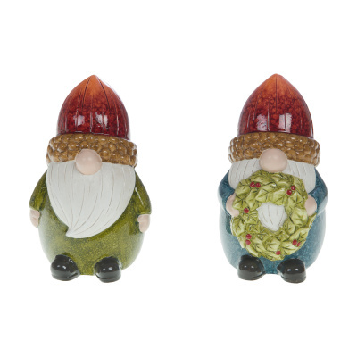 Dupla de estátuas de gnomo em cerâmica, uma com camisa verde e outra azul, ambas com chapéus castanhos e vermelhos, uma segurando uma guirlanda verde com bagas vermelhas.