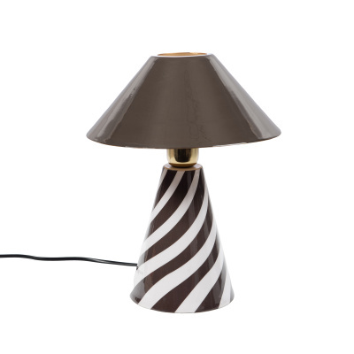 Candeeiro de mesa com cúpula castanha e base cónica riscada em espiral branco e castanho