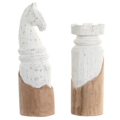 Peças decorativas de madeira em forma de peças de xadrez cavalo e torre.