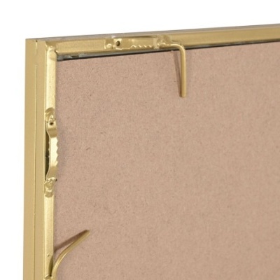 Parte traseira de quadro com moldura dourada e painel em cartão castanho