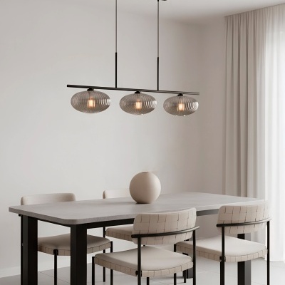 Mesa de jantar com quatro cadeiras estofadas bege e lustre de três globos de vidro fumê