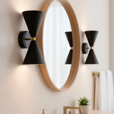 Espelho redondo em madeira com luzes pretas em forma de ampulheta em casa de banho moderna