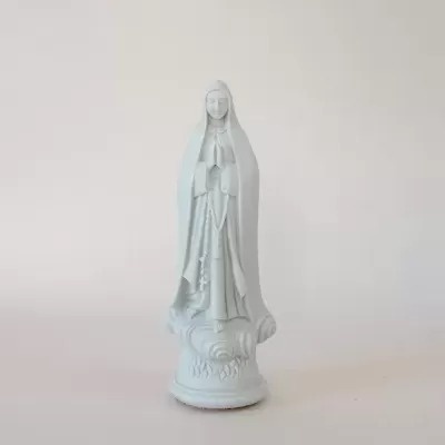 Estátua branca de figura religiosa em oração com base redonda