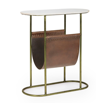 Mesa lateral com tampo branco oval, estrutura metálica dourada e suporte de pele castanha