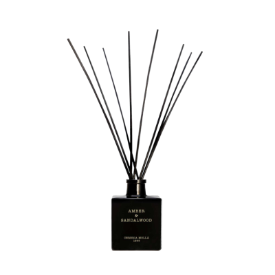 Difusor de aromas âmbar e sândalo com frasco negro e varetas finas