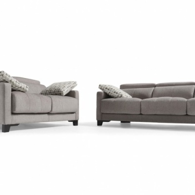 Conjunto de sofá cinzento com almofadas em fundo branco