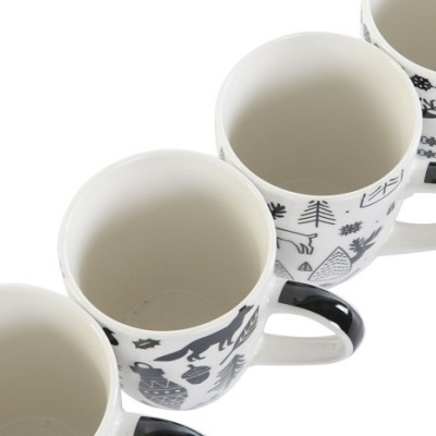 Quatro canecas brancas com pegas pretas e padrões pretos